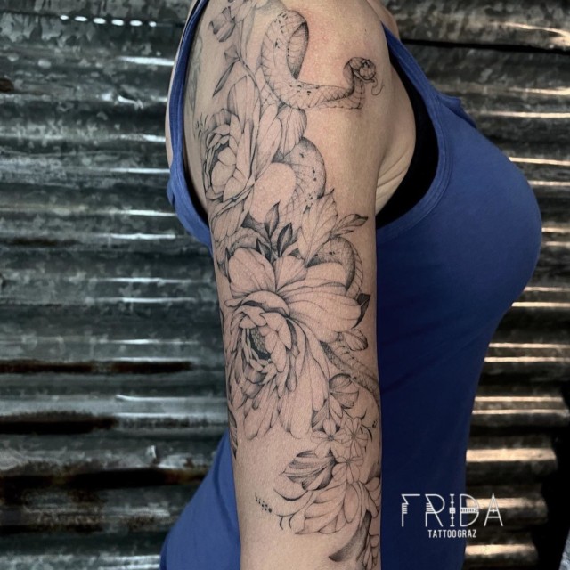 Frida Tattoo - Blume und Schlange, Oberarm