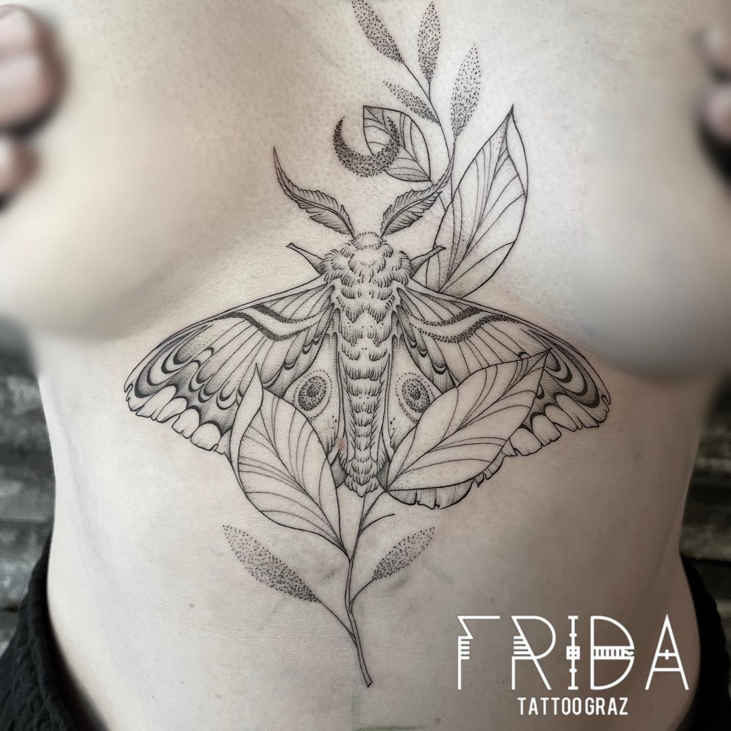 Frida Tattoo - Moth Brustkorb
